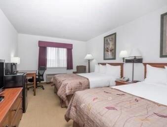 Baymont By Wyndham Marshfield Hotel Екстериор снимка