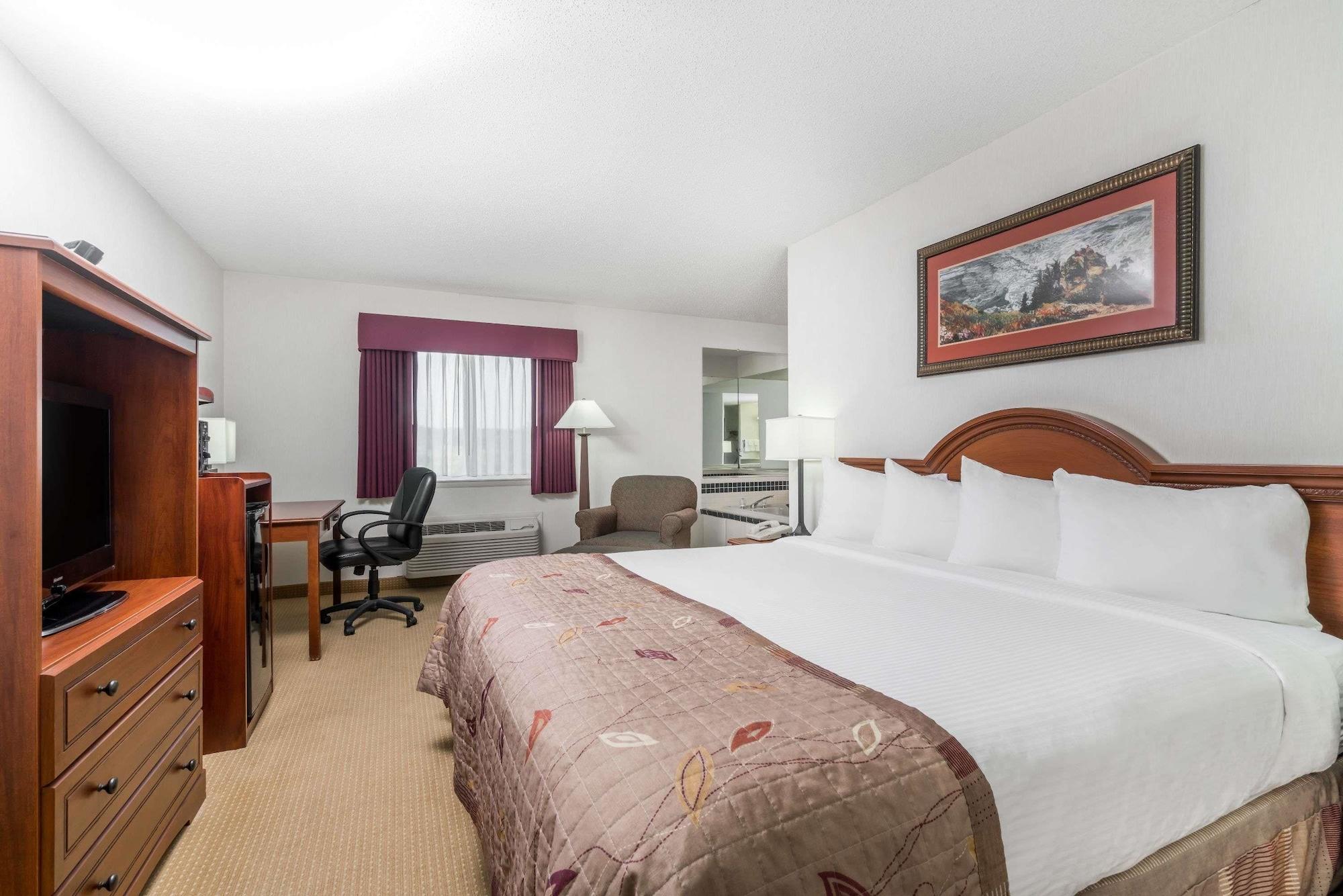 Baymont By Wyndham Marshfield Hotel Екстериор снимка