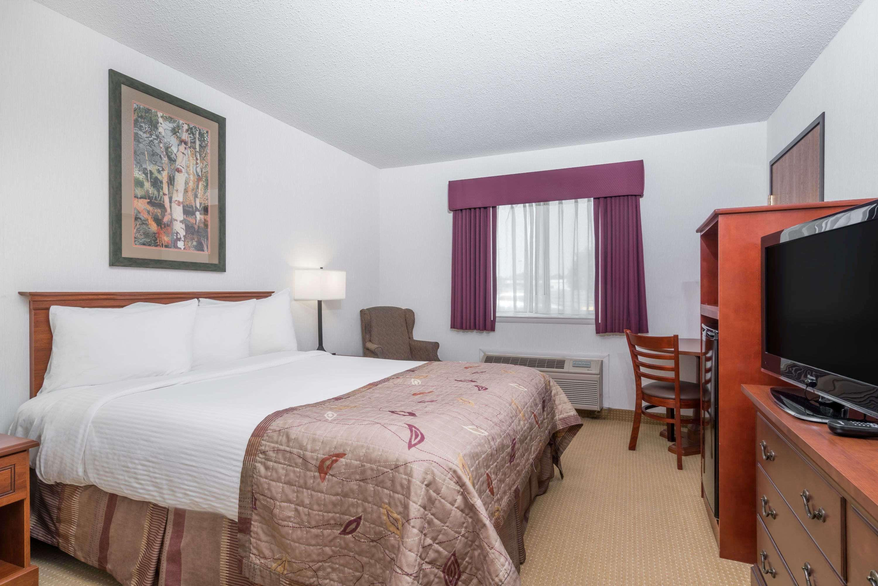 Baymont By Wyndham Marshfield Hotel Екстериор снимка
