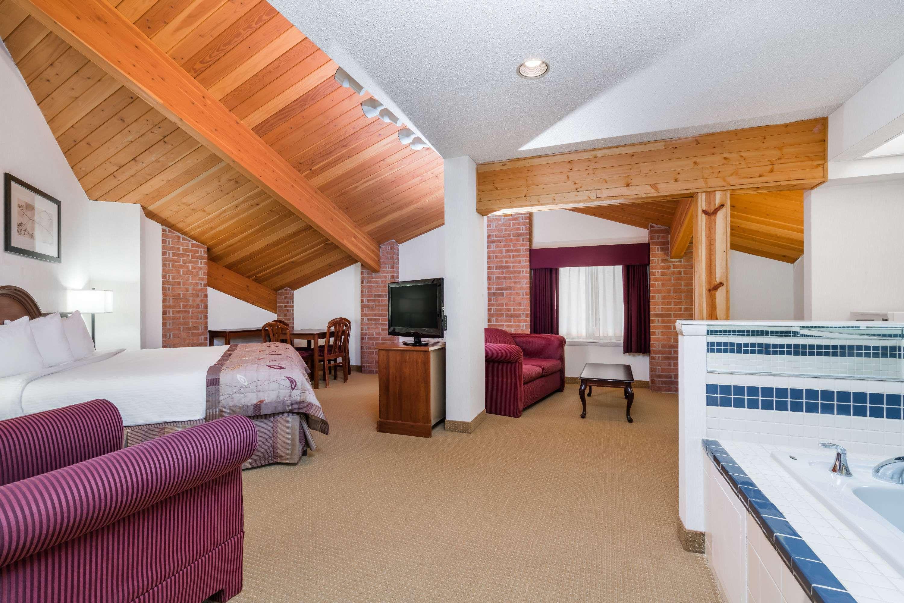 Baymont By Wyndham Marshfield Hotel Екстериор снимка