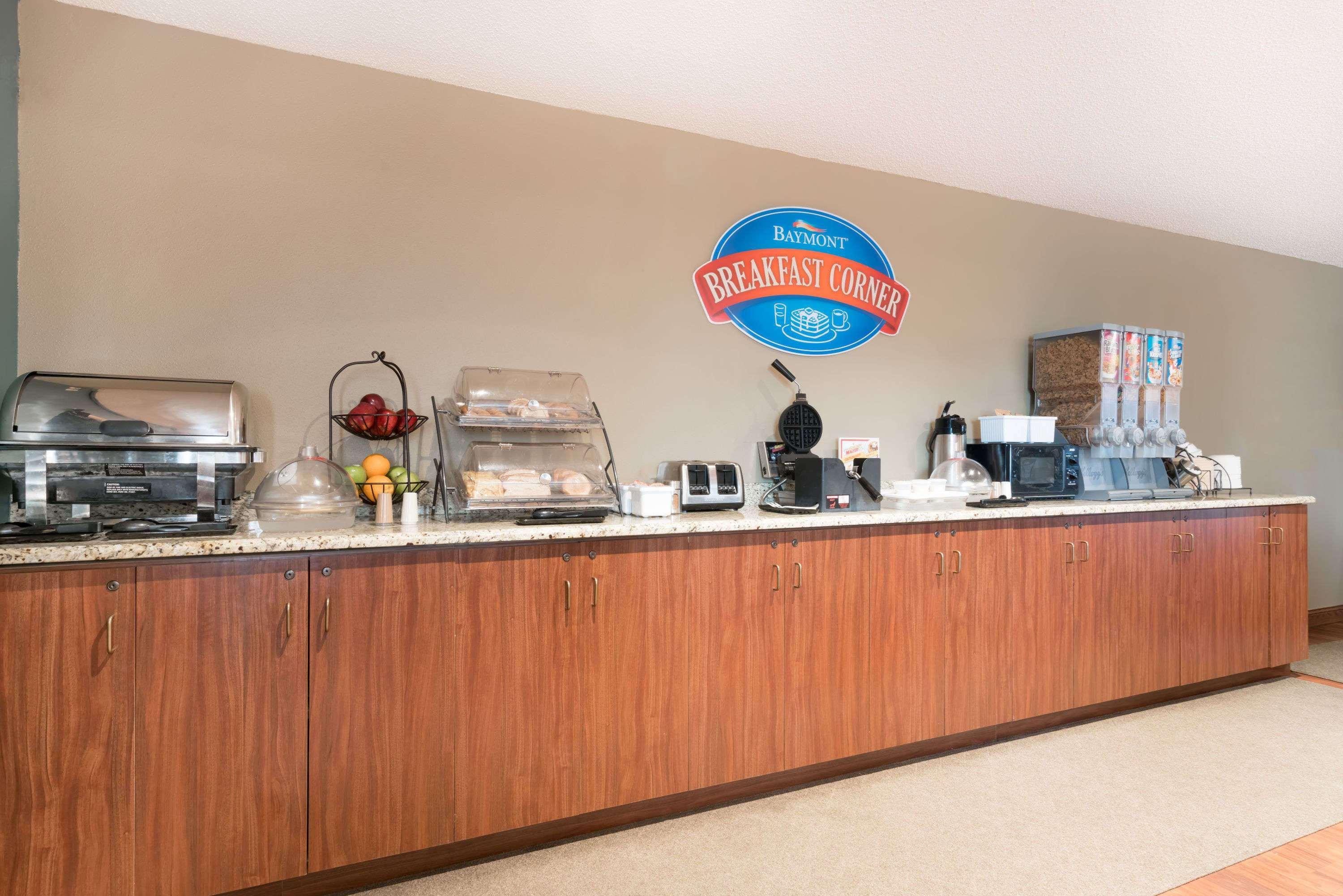 Baymont By Wyndham Marshfield Hotel Екстериор снимка