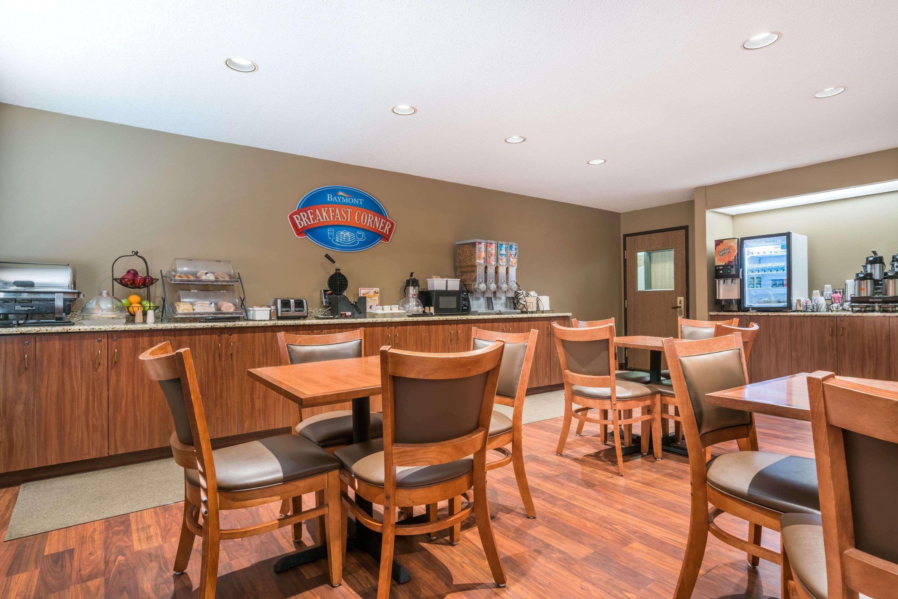 Baymont By Wyndham Marshfield Hotel Екстериор снимка