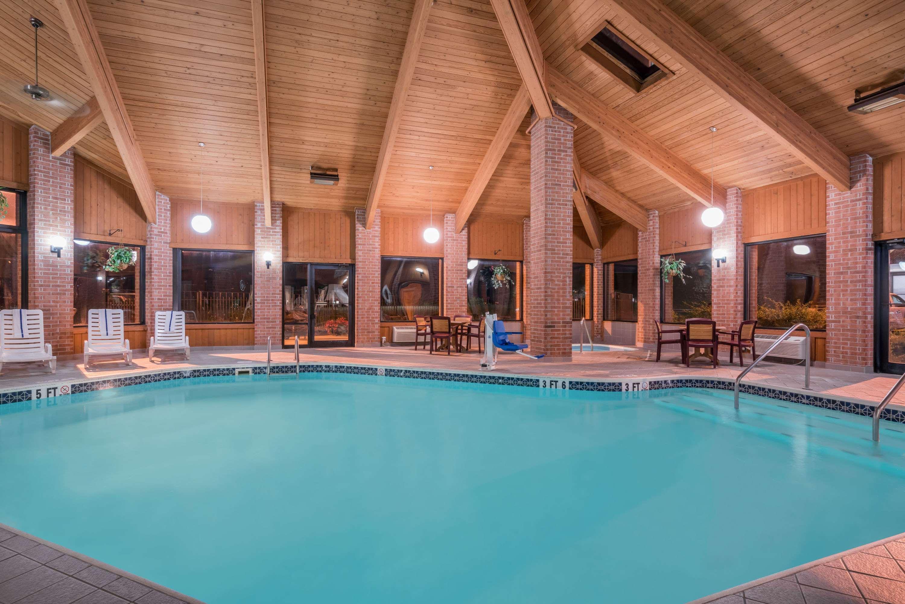 Baymont By Wyndham Marshfield Hotel Екстериор снимка